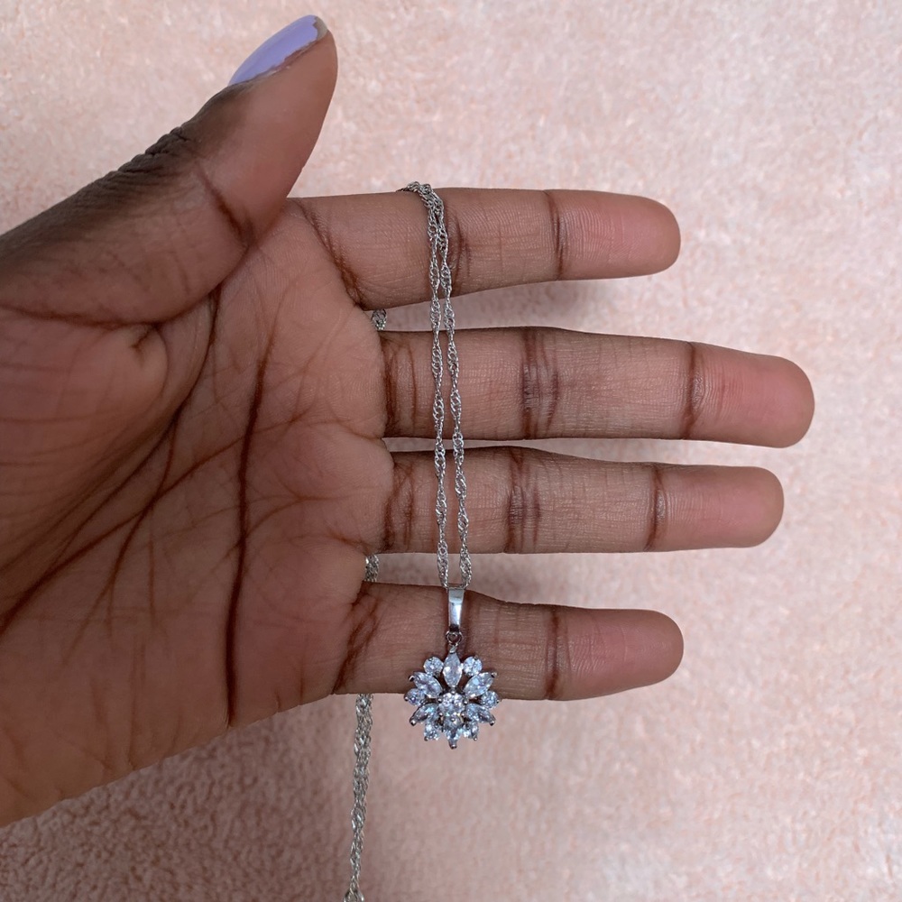 ✨NEW✨  Silver Snowflake Necklace